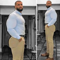 Jika dilihat sekilas, sang pria dalam foto terlihat memiliki otot tangan yang sangat besar. Eitss, tapi jangan tertipu. Jika diperhatikan background fotonya, kamu pasti akan langsung tahu kalau foto tersebut editan. Foto: reddit.com