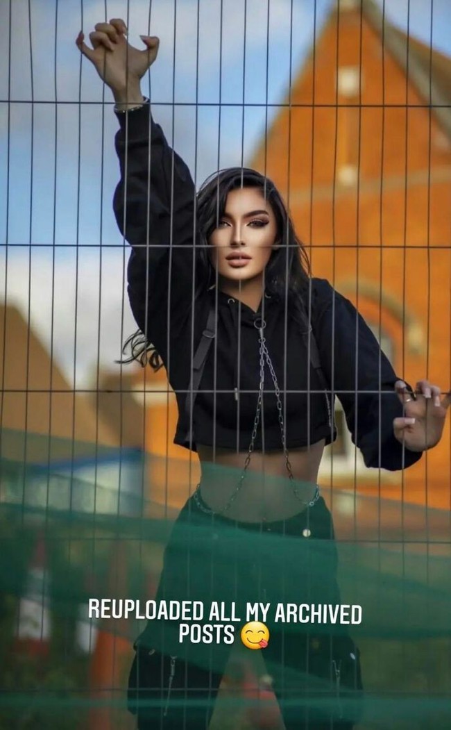 Cantik sih, tapi sepertinya editannya terlalu maksimal. Lihat saja, karena editannya kurang mulus, wajah si cewek dalam foto jadi seperti bisa menembus pagar. Foto: reddit.com