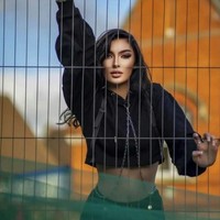 Cantik sih, tapi sepertinya editannya terlalu maksimal. Lihat saja, karena editannya kurang mulus, wajah si cewek dalam foto jadi seperti bisa menembus pagar. Foto: reddit.com