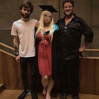 Mungkin si cewek memang sengaja mengedit fotonya dengan maksimal agar wajahnya bisa terlihat manglingi. Tapi kalau editannya seperti ini kira-kira bikin terlihat makin cantik atau justru jadi menyeramkan ya? Foto: reddit.com