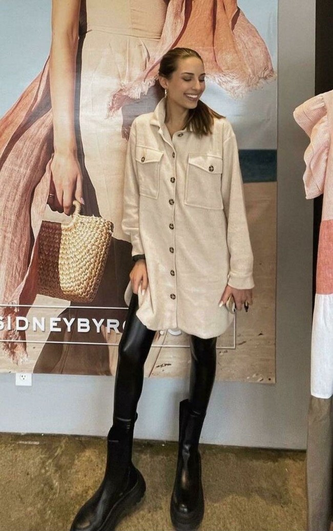 Coba tebak, editannya yang gagal atau wanita dalam foto memang sedang mengenakan sepatu yang kebesaran? Bisa jadi itu bagian dari fashionnya. Foto: reddit.com