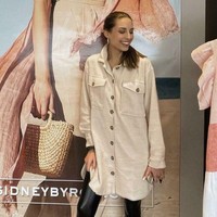 Coba tebak, editannya yang gagal atau wanita dalam foto memang sedang mengenakan sepatu yang kebesaran? Bisa jadi itu bagian dari fashionnya. Foto: reddit.com