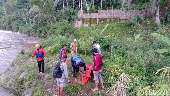 Evakuasi mayat wanita di Sungai Serayu, Senin (27/12/2021)