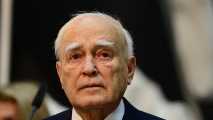(FILES) In this file photo taken on January 07, 2013 President of Greece Karolos Papoulias poses in the exhibition at the Martin Gropius Bau museum in Berlin. - Veteran Greek politician Karolos Papoulias, who served as president at the height of the economic crisis of the 2010s, died on December 26, 2021 at the age of 92, the presidency said. (Photo by JOHANNES EISELE / AFP)