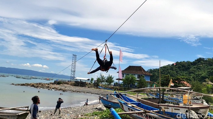 Flying Fox di Pantai Cikembang, Kecamatan Cisolok, Kabupaten Sukabumi