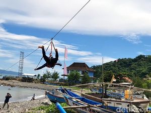 Sensasi Flying Fox dan Mendarat di Permukaan Pantai Cikembang