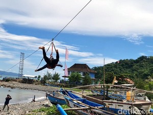 Berani Nggak Uji Adrenalin dengan Flying Fox dan Mendarat di Laut?