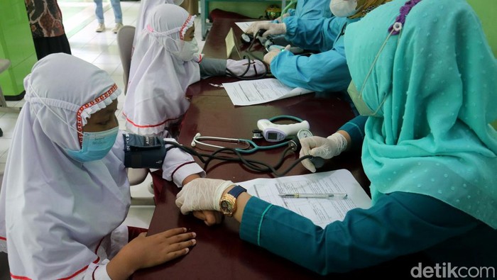 Ratusan anak berusia 6 hingga 11 tahun disuntik vaksin COVID-19 di Kabupaten Kudus. Vaksinasi dilakukan sebagai upaya untuk meningkatkan imunitas pada anak-anak