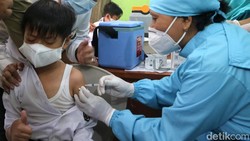 Ratusan anak berusia 6 hingga 11 tahun disuntik vaksin COVID-19 di Kabupaten Kudus. Vaksinasi dilakukan sebagai upaya untuk meningkatkan imunitas pada anak-anak