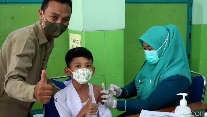 Ratusan anak berusia 6 hingga 11 tahun disuntik vaksin COVID-19 di Kabupaten Kudus. Vaksinasi dilakukan sebagai upaya untuk meningkatkan imunitas pada anak-anak