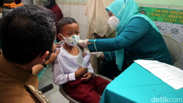 Genjot Vaksinasi, Ratusan Anak di Kudus Disuntik Vaksin COVID-19