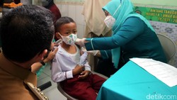 Ratusan anak berusia 6 hingga 11 tahun disuntik vaksin COVID-19 di Kabupaten Kudus. Vaksinasi dilakukan sebagai upaya untuk meningkatkan imunitas pada anak-anak