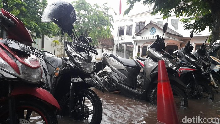 Halaman kantor Bupati Brebes terendam banjir, Senin (27/12/2021)