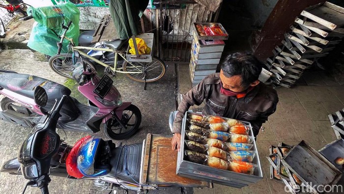 Harga telur terus naik jelang pergantian tahun. Kenaikan ini sangat memberatkan paluku UMKM termasuk industri roti rumahan.