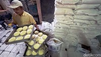 Berbagai cara pun dilakukan, seperti memperkecil ukuran atau menaikkan harga jajanan terutama yang berbahan dasar telur.