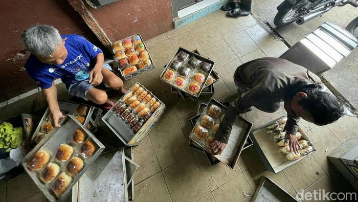 Harga telur terus naik jelang pergantian tahun. Kenaikan ini sangat memberatkan paluku UMKM termasuk industri roti rumahan.