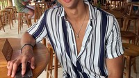 Bukan sekali dua kali ia bahkan sering mengunjungi Bali seperti yang terlihat pada momen ini ia tampak mengunjungi sebuah tempat makan di pinggiran pantai Bali. Foto: Instagram @ikhsanfandi