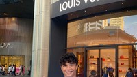 Terakhir ada momen Ikhsan Fandi saat kulineran di Singapura. Pose kerennya ini memperlihatkan Ikhsan Fandi saat ngopi dari gerai populer. Foto: Instagram @ikhsanfandi