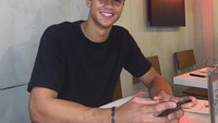 Soal kuliner, agaknya Ikhsan Fandi doyan kulineran olahan daging. Dan beginilah posenya saat mengunjungi restoran daging terkenal. Foto: Instagram @ikhsanfandi