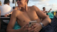 Seperti pada momen ini Ikhsan Fandi dengan nongkrong di Finns Beach Club Yang sangat populer di Bali. Foto: Instagram @ikhsanfandi
