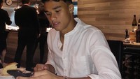 Dengan mengenakan kemeja putih momen ini juga memperlihatkan eksyen Fandi saat mengunjungi restoran daging. Dalam captionnya ia menuliskan emotikon daging. Foto: Instagram @ikhsanfandi