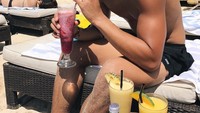 Momen Ikhsan Fandi saat Mengunjungi Bali lainnya bisa dilihat pada ini di mana  menikmati minuman segar dari Karma Beach Bali. Foto: Instagram @ikhsanfandi