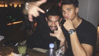 Memiliki darah Indonesia, Ikhsan Fandi sering mengunjungi Indonesia tepatnya di pulau Bali. Disanalah ia sering menghabiskan waktu bersama teman teman untuk nongkrong dan kulineran. Foto: Instagram @ikhsanfandi