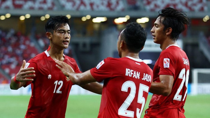 Indonesia, Piala AFF 2020 SINGAPORE, SINGAPORE - DECEMBER 25: Pratama Arhan Alif Rifai #12 of Indonesia celebrates with teammates Irfan Samaling Kumi #25 and Hanis Saghara Putra #29 after scoring their second goal against Singapore during the second half of the second leg of their AFF Suzuki Cup semifinal at the National Stadium on December 25, 2021 in Singapore. (Photo by Yong Teck Lim/Getty Images)