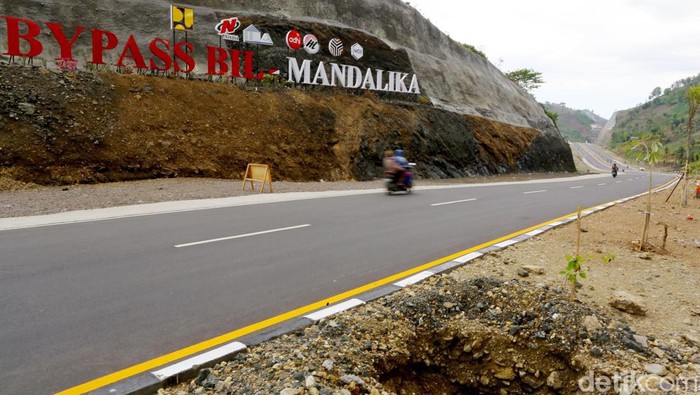Jalan Bypass Bandara International Lombok (BIL)-Mandalika ini baru saja diresmikan awal November 2021. Setelah sukses mendukung event World Superbike, kini siap menyambut ajang MotoGP pada Maret 2022.