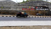 Pembangunan Jalan Bypass BIL- Mandalika ini terdiri dari tiga paket pekerjaan dengan anggaran bersumber dari APBN Tahun 2020-2021 sebesar Rp 705 miliar. 
