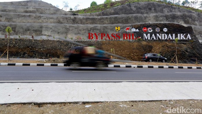Jalan Bypass Bandara International Lombok (BIL)-Mandalika ini baru saja diresmikan awal November 2021. Setelah sukses mendukung event World Superbike, kini siap menyambut ajang MotoGP pada Maret 2022.