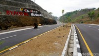 Jokowi berharap jalan bypass itu dikerjakan dengan baik. Sebab seluruh tamu yang menuju Sirkuit Mandalika akan melalui jalan tersebut.  