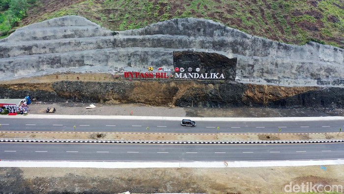Jalan Bypass Bandara International Lombok (BIL)-Mandalika ini baru saja diresmikan awal November 2021. Setelah sukses mendukung event World Superbike, kini siap menyambut ajang MotoGP pada Maret 2022.