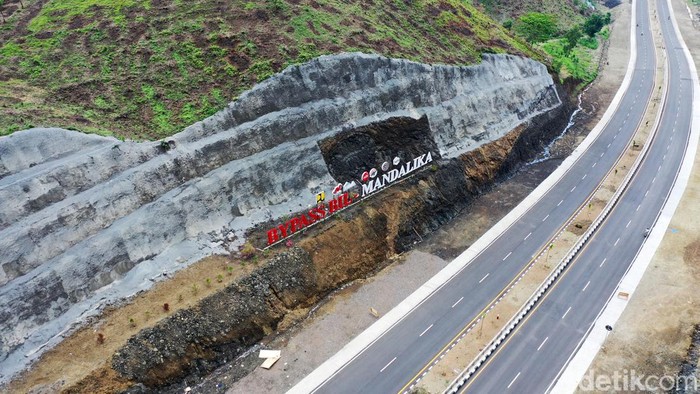 Ini Dia Bypass BIL-Mandalika yang Siap Menyambut Gelaran MotoGP 2022 Jalan Bypass Bandara International Lombok (BIL)-Mandalika ini baru saja diresmikan awal November 2021. Setelah sukses mendukung event World Superbike, kini siap menyambut ajang MotoGP pada Maret 2022.