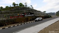detikcom bersama Toyota Corolla Cross Hybrid Road Trip Explore Mandalika menyambangi sirkuit Mandalika dengan melewati jalan bypass BIL-Mandalika ini. Benar saja, cukup 15 menit sudah sampai ke lokasi.