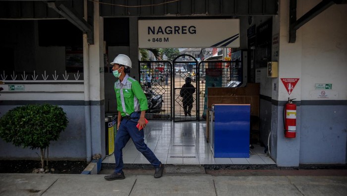 Stasiun Nagreg merupakan stasiun kereta api aktif tertinggi di Indonesia. Stasiun ini berada di ketinggian 848 meter di atas permukaan laut.