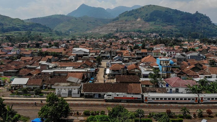 Ini Stasiun Kereta Api Aktif Tertinggi di Indonesia Stasiun Nagreg merupakan stasiun kereta api aktif tertinggi di Indonesia. Stasiun ini berada di ketinggian 848 meter di atas permukaan laut.