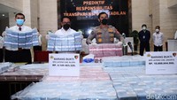 Total uang yang disita dari kasus kredit proyek fiktif Bank Jateng cabang Jakarta mencapai Rp 10.888.844.900. Sementara untuk Bank Jateng cabang Blora Rp 4.149.403.329.