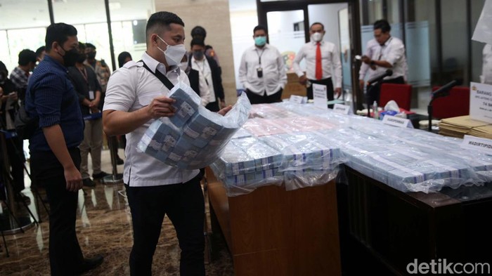 Ini Tumpukan Uang yang Disita dalam Kredit Proyek Fiktif Bank Jateng Polisi mengungkap kasus korupsi pemberian kredit proyek fiktif oleh Bank Jateng cabang Jakarta dan cabang Blora. Polisi juga menyita uang belasan milyar dalam kasus itu.