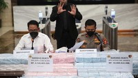 Karopenmas Divisi Humas Polri Brigjen Pol Rusdi Hartono (kanan) didampingi Direktur Tipidkor Bareskrim Polri Kombes Pol Cahyono Wibowo (kiri) memberikan keterangan pers gelar perkara kasus korupsi pemberian kredit proyek di Bank Pembangunan Daerah (BPD) Jateng cabang Jakarta dan Blora, di Gedung Bareskrim Mabes Polri, Jakarta, Senin (27/12/2021).