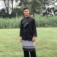 Begini gayanya saat mengenakan busana tradisional khas Melayu. Pria yang sudah tergabung dalam timnas selama lima tahun itu menambahkan waist bag Givenchy dan sandal Gucci sehingga terlihat kekinian.Foto: Instagram @irfanfandi17