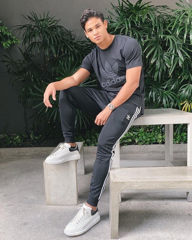 Sebagai seorang atlet, Irfan Fandi tentu juga sering tampil dengan gaya sporty. Foto: Instagram @irfanfandi17