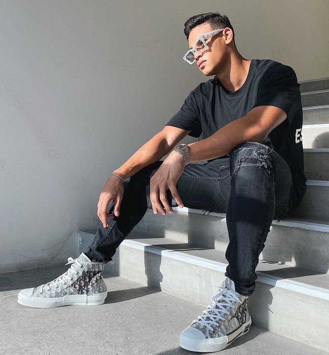 Selain aksinya di lapangan, Irfan Fandi juga menjadi sorotan netizen karena gayanya. Tak jarang ia berpose bak model dengan gaya busana keren di akun Instagram. Dalam deskripsi akun Instagram-nya, Irfan diketahui tergabung dalam manajemen modeling, Fomo Models. Ia pun kerap di-endorse brand-brand besar, seperti Off White.Foto: Instagram @irfanfandi17