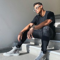 Selain aksinya di lapangan, Irfan Fandi juga menjadi sorotan netizen karena gayanya. Tak jarang ia berpose bak model dengan gaya busana keren di akun Instagram. Dalam deskripsi akun Instagram-nya, Irfan diketahui tergabung dalam manajemen modeling, Fomo Models. Ia pun kerap di-endorse brand-brand besar, seperti Off White.Foto: Instagram @irfanfandi17