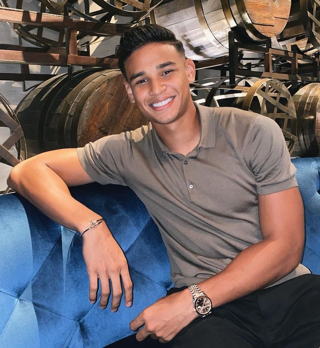 Dibanding adiknya, striker berjulukan The Lions tersebut tampaknya lebih suka memilih padanan busana yang simpel. Foto: Instagram @irfanfandi17