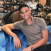 Dibanding adiknya, striker berjulukan The Lions tersebut tampaknya lebih suka memilih padanan busana yang simpel. Foto: Instagram @irfanfandi17