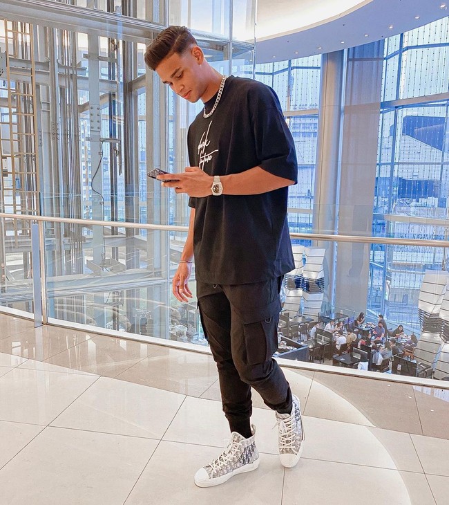 Dilihat dari postingannya, Irfan Fandi sering bergaya hypebeast dan sporty. Tak jarang pria 24 tahun tersebut mengenakan item-item kekinian seperti sneakers keluaran Dior yang dipakai dalam tampilan berikut ini. Foto: Instagram @irfanfandi17