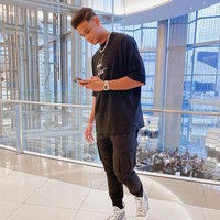 Dilihat dari postingannya, Irfan Fandi sering bergaya hypebeast dan sporty. Tak jarang pria 24 tahun tersebut mengenakan item-item kekinian seperti sneakers keluaran Dior yang dipakai dalam tampilan berikut ini. Foto: Instagram @irfanfandi17