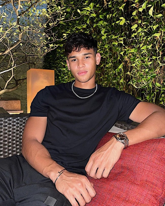 Dalam postingan Insta Story-nya baru-baru ini, terungkap pula bahwa Irfan kecil pernah bermain untuk Indonesia di London. Foto: Instagram @irfanfandi17