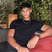 Dalam postingan Insta Story-nya baru-baru ini, terungkap pula bahwa Irfan kecil pernah bermain untuk Indonesia di London. Foto: Instagram @irfanfandi17